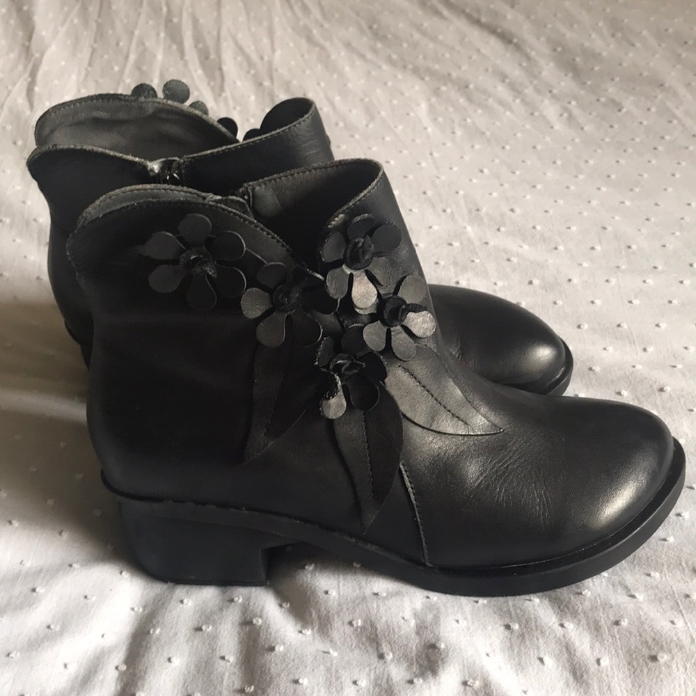 Super sweet booties worn once flower detail 💐